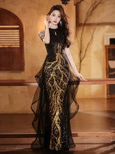 Vestido de fiesta negro con lentejuelas, cuello halter y cuentas hasta el suelo