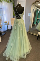 Vestido de fiesta de tul verde con apliques de encaje y espalda cruzada en forma de A