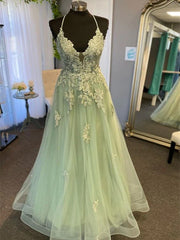 Vestido de fiesta de tul verde con apliques de encaje y espalda cruzada en forma de A