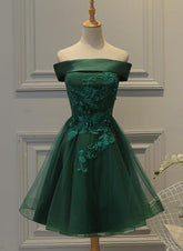 Lindo vestido de fiesta corto con hombros descubiertos en verde oscuro