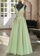 Vestido de fiesta verde claro con escote en V y apliques de encaje