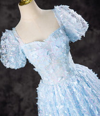 Vestido de fiesta azul claro de encaje con mangas cortas y corte A