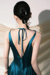 Vestido de fiesta azul de satén con cuello halter, corte A, espalda baja y largo hasta el suelo