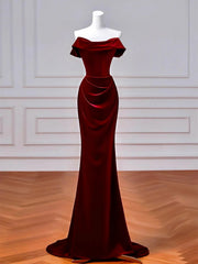 Vestido de noche de sirena con hombros descubiertos en terciopelo rojo vino