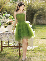 Vestido de fiesta con capas hasta la rodilla y tirantes de tul verde