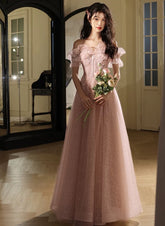 Vestido de fiesta largo de tul con cuentas y hombros descubiertos en color rosa
