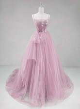 Vestido de fiesta largo elegante de tul con tirantes rosas.