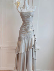 Vestido formal largo con tirantes de satén gris plateado