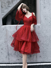 Vestido de fiesta corto con escote en V y tirantes de tul color rojo vino