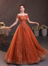 Vestido formal largo de tul con escote en forma de corazón y encaje con hombros descubiertos