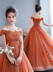 Vestido formal largo de tul con escote en forma de corazón y encaje con hombros descubiertos