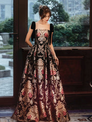 Vestido de fiesta elegante de satén floral con tirantes negros y corte en A