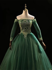 Vestido de quinceañera con mangas verde oscuro y encaje dorado