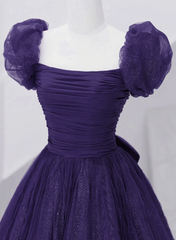 Vestido formal largo de tul morado oscuro con escote en A y corte en A