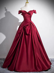 Vestido de fiesta de satén rojo vino con hombros descubiertos y largo hasta el suelo