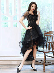 Lindo vestido de fiesta negro de tul alto bajo con apliques de encaje