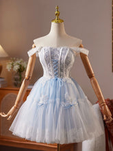Vestido de fiesta azul claro con tirantes de encaje y tul hasta la rodilla