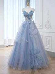 Vestido de fiesta largo de tul azul claro con escote en forma de corazón y cuentas