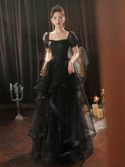 Vestido formal largo negro de tul con mangas cortas y capas en forma de A