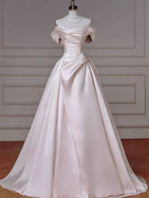 Vestido formal largo de satén rosa claro con apliques de encaje