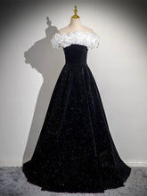 Vestido de fiesta largo de terciopelo negro con hombros descubiertos y escote redondo