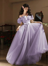 Vestido de fiesta de tul con hombros descubiertos en morado claro