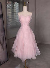 Vestido de fiesta corto con espalda baja y cuentas de tul rosa