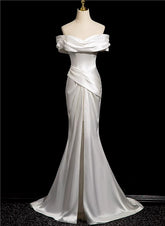 Vestido de fiesta largo de sirena de satén blanco con hombros descubiertos