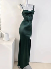 Vestido de fiesta largo de satén verde con tirantes de sirena y abertura en la pierna