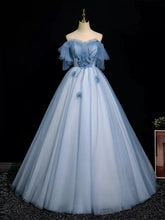 Vestido de fiesta azul de tul con escote en forma de A, hombros descubiertos y cuentas en forma de corazón