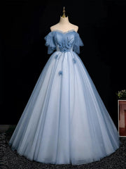 Vestido de fiesta azul de tul con escote en forma de A, hombros descubiertos y cuentas en forma de corazón