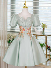 Vestido de fiesta de satén verde con corte en A y mangas cortas y flores