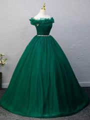 Vestido de fiesta de tul con hombros descubiertos y cuentas verdes