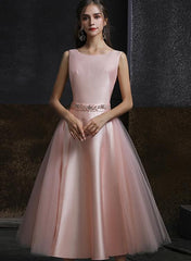 Vestido de fiesta rosa de satén y tul con espalda en V y largo hasta la rodilla