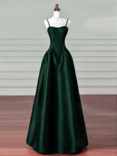 Vestido de fiesta largo de satén verde oscuro con tirantes en forma de A