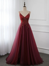 Vestido de fiesta juvenil largo de tul rojo vino con escote en V y cuentas