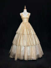 Vestido formal de tul con capas y escote en V color champán claro