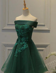 Lindo vestido de fiesta corto con hombros descubiertos en verde oscuro