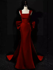 Vestido formal largo estilo sirena con tirantes de satén color rojo vino