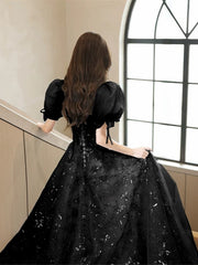 Vestido de fiesta negro de tul con escote en forma de A y mangas cortas