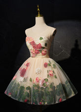Vestido de fiesta color champán claro con escote redondo y flores bonitas