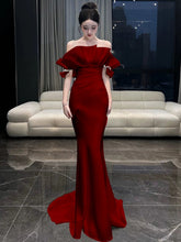 Vestido de fiesta de sirena de satén rojo vino con perlas y hombros descubiertos