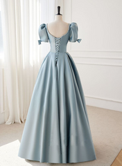 Vestido formal largo de satén azul con mangas cortas y corte en A