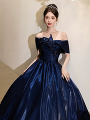 Vestido de fiesta azul marino de satén con hombros descubiertos y largo hasta el suelo