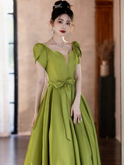 Vestido de fiesta sencillo de satén verde con mangas cortas y corte en A