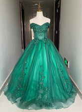 Vestido de fiesta verde de tul con hombros descubiertos y apliques de encaje