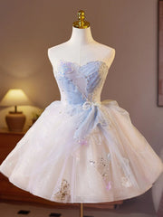 Lindo vestido de fiesta corto de tul con escote en forma de corazón y hombros descubiertos