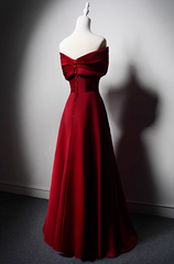 Vestido de fiesta de satén rojo vino con hombros descubiertos y corte A