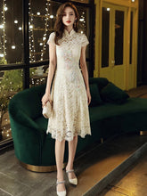 Vestido de fiesta de boda con escote alto y encaje color champán claro