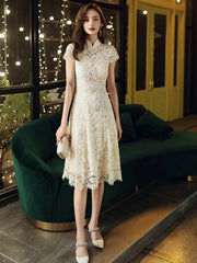 Vestido de fiesta de boda con escote alto y encaje color champán claro